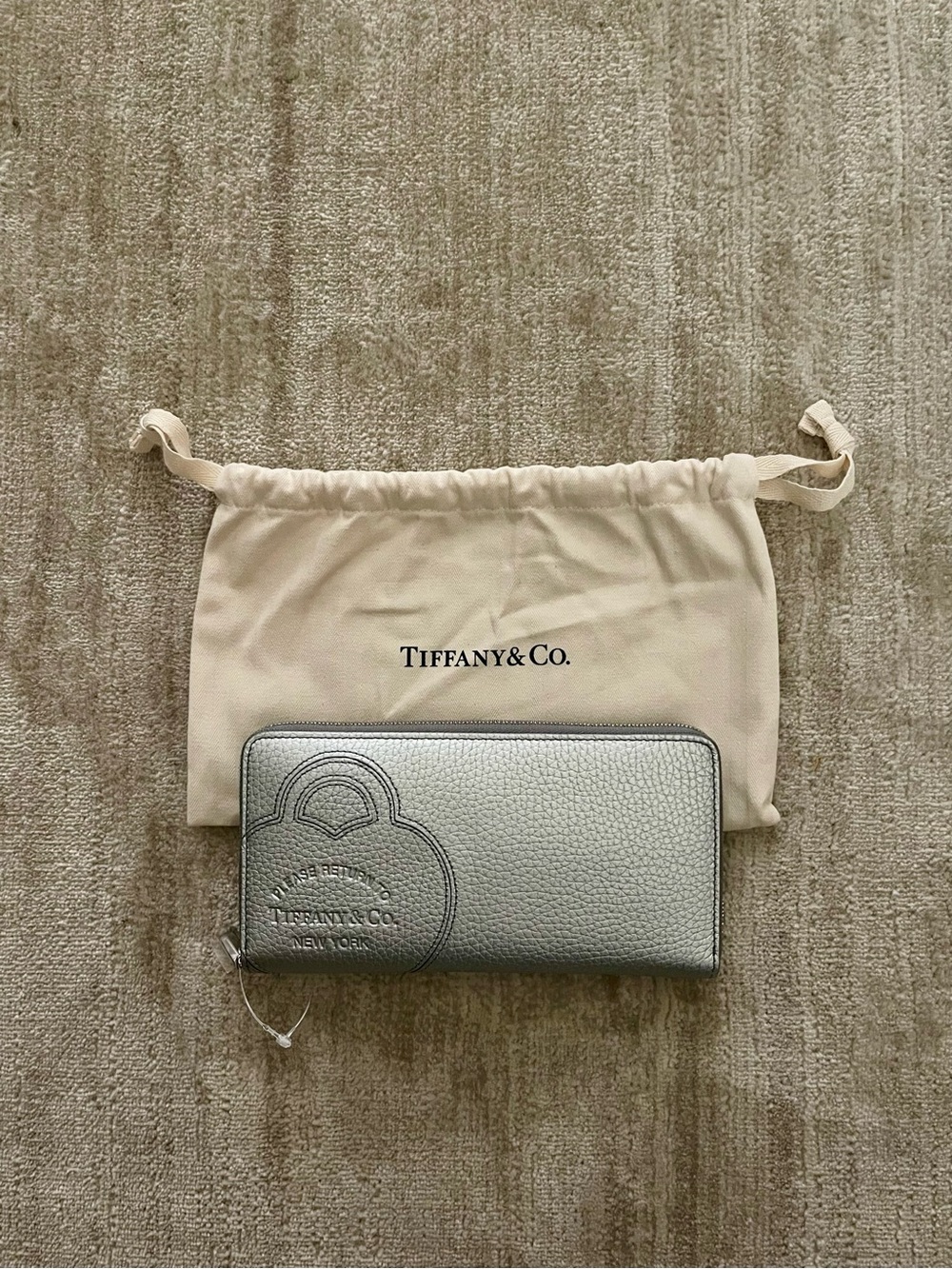 🩶 VIRAL Tiffany & Co. Metallic Silver Pebbled Zip Wallet